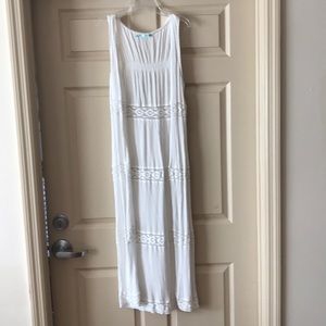 White sleeveless duster with lace details